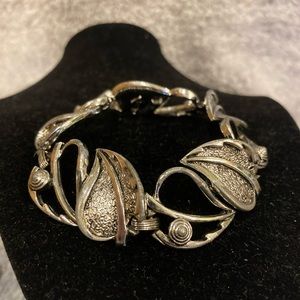 Really pretty bracelet.Looks likes leaves to me. Reminds me of Lord of the Rings
